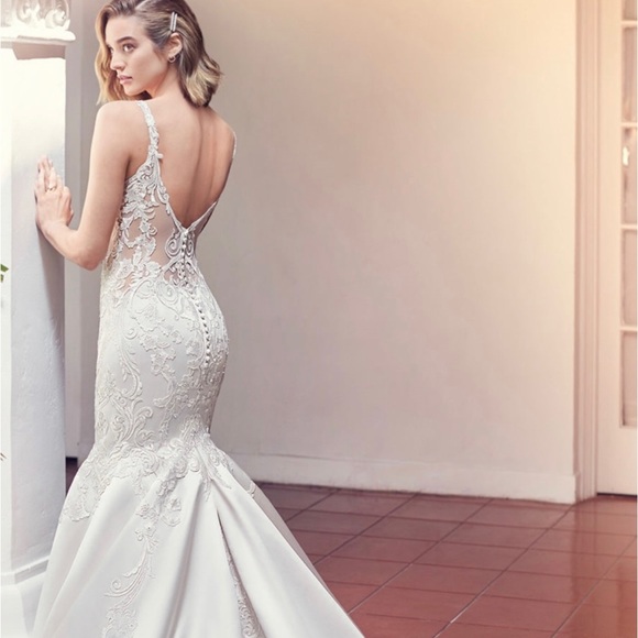 New wedding dress - Picture 3 of 5